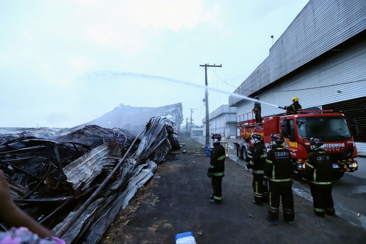 No momento, você está visualizando Em menos de 48 horas, Corpo de Bombeiros do Amazonas elimina todos os focos de incêndio da ocorrência nas empresas do Distrito Industrial 2