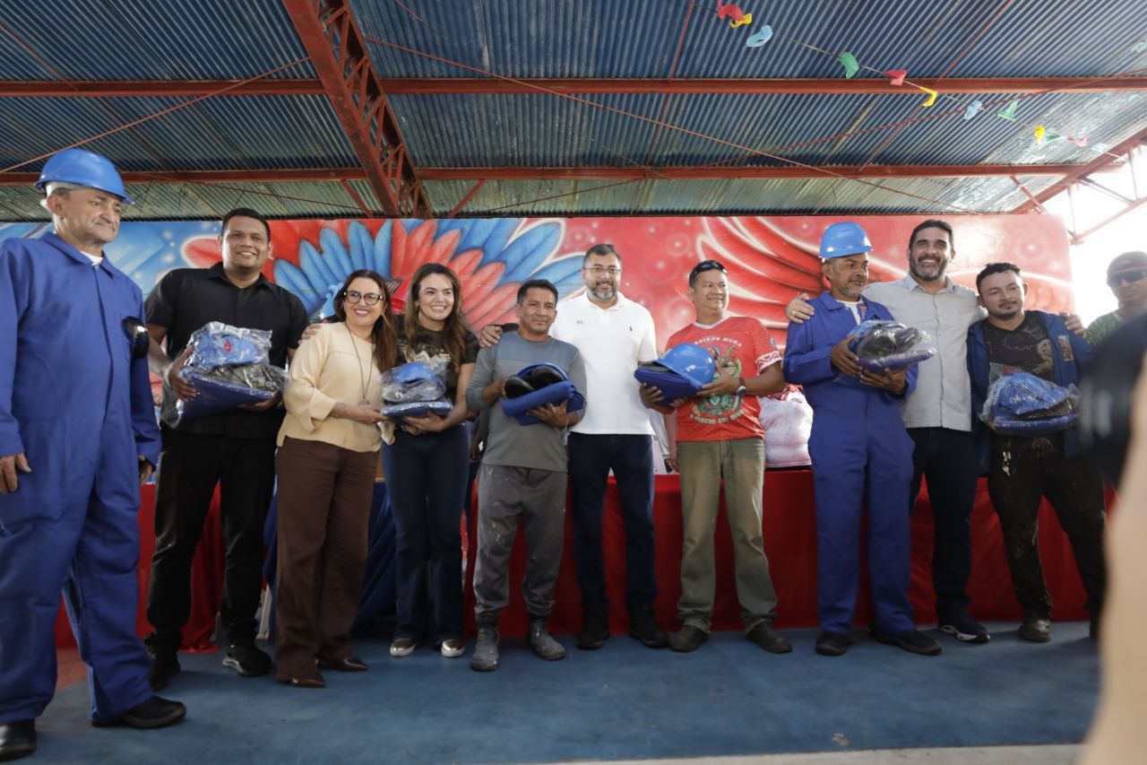 No momento, você está visualizando Governador Wilson Lima acompanha trabalhos das cirandas em Manacapuru e entrega EPIs e copos de água para o festival