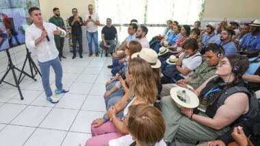 Prefeito David Almeida recebe delegações de 15 países para mostrar modelo inovador que atende 250 mil alunos e valoriza a agricultura familiar