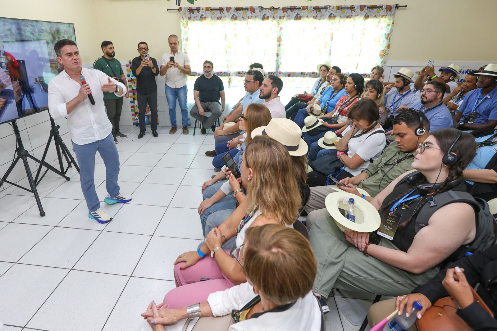 No momento, você está visualizando Prefeito David Almeida recebe delegações de 15 países para mostrar modelo inovador que atende 250 mil alunos e valoriza a agricultura familiar