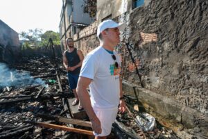 Leia mais sobre o artigo Prefeito David Almeida visita área atingida por incêndio no Morro da Liberdade e aciona programa ‘Casa Manauara’ para reparos