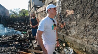 Prefeito David Almeida visita área atingida por incêndio no Morro da Liberdade e aciona programa ‘Casa Manauara’ para reparos