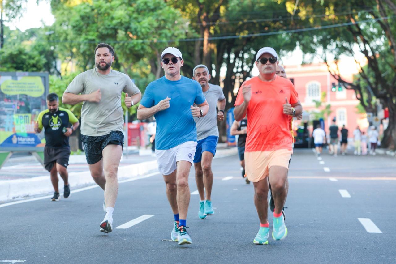 No momento, você está visualizando Prefeito David Almeida lança faixa liberada na avenida Getúlio Vargas e resgata área de convivência para famílias no centro de Manaus
