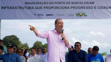 Omar Aziz participa da inauguração do novo porto de Barcelos, no interior do Amazonas