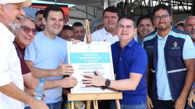 No Dia do Feirante, prefeito David Almeida entrega 1ª etapa da nova praça de alimentação da feira da Manaus Moderna