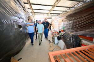 Leia mais sobre o artigo Prefeito David Almeida vistoria construção da nova praça de alimentação da feira da Manaus Moderna