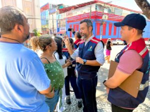 Leia mais sobre o artigo Primeira semana do ‘Mutirão no Bairro’ no Centro tem 74 notificações e duas multas aplicadas para desocupar calçadas