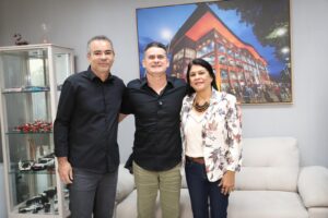 Leia mais sobre o artigo Prefeito David Almeida celebra conquista histórica: Manaus tem as melhores escolas do Ideb na região Norte e recebe ‘Prêmio Nacional da Educação’