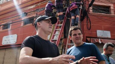 Prefeito David Almeida acompanha mais uma ação inédita do ‘Mutirão no Centro’ e fiscaliza retirada de ‘cabos mortos’ para combater a poluição visual