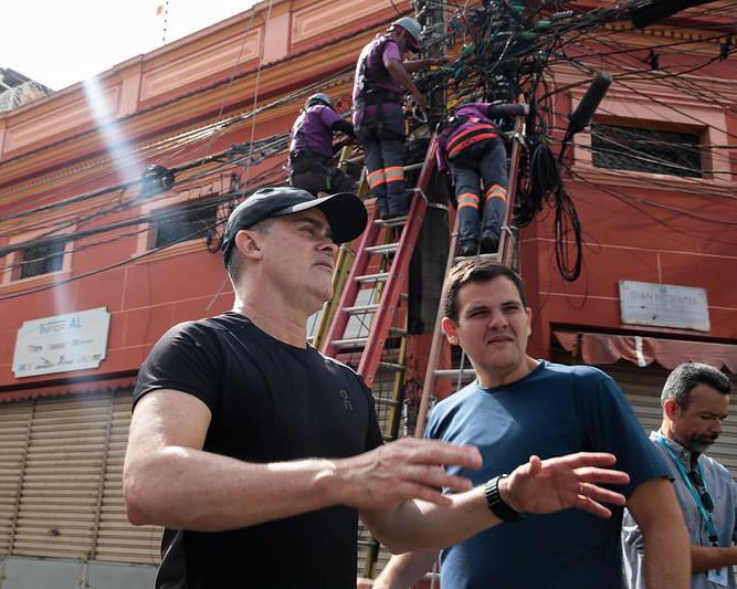 No momento, você está visualizando Prefeito David Almeida acompanha mais uma ação inédita do ‘Mutirão no Centro’ e fiscaliza retirada de ‘cabos mortos’ para combater a poluição visual