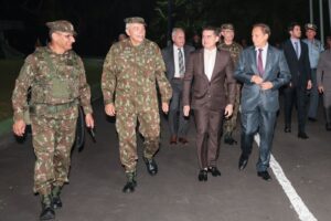 Leia mais sobre o artigo Prefeito David Almeida participa da troca de comando do CMA e reafirma compromisso de cooperação com as Forças Armadas