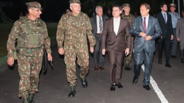Prefeito David Almeida participa da troca de comando do CMA e reafirma compromisso de cooperação com as Forças Armadas