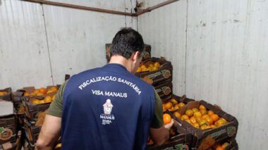 Prefeitura de Manaus fiscaliza pontos de venda de alimentos no centro da cidade