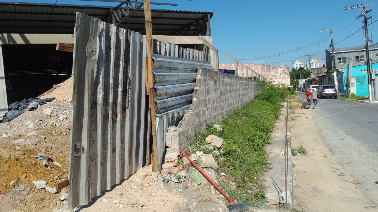 No momento, você está visualizando Prefeitura embarga construção com vergalhões em calçada no Parque 10