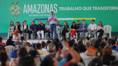 Governador Wilson Lima entrega 600 títulos definitivos e programa já beneficia mais de 20,8 mil famílias com regularização fundiária