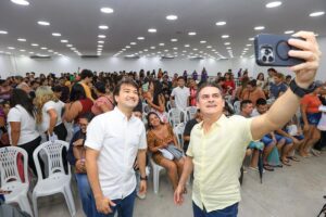 Leia mais sobre o artigo Prefeito David Almeida acompanha entrega de pulseiras do #SouManaus Passo a Paço 2025 e alerta contra venda ilegal