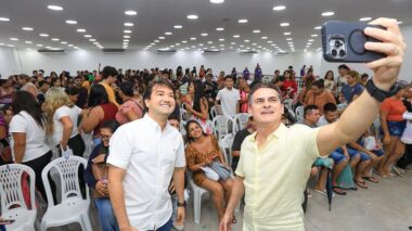 Prefeito David Almeida acompanha entrega de pulseiras do #SouManaus Passo a Paço 2025 e alerta contra venda ilegal