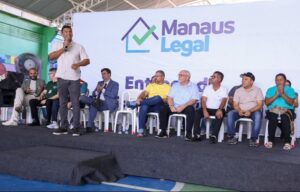 Leia mais sobre o artigo Prefeitura de Manaus entrega 100 registros de imóveis na comunidade Jardim Fortaleza