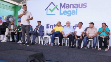 Prefeitura de Manaus entrega 100 registros de imóveis na comunidade Jardim Fortaleza