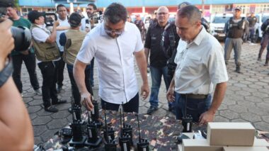 Governador Wilson Lima entrega novas viaturas para a Polícia Militar e implanta sistema 190 durante lançamento de operação de segurança para Festival de Cirandas 2025 em Manacapuru