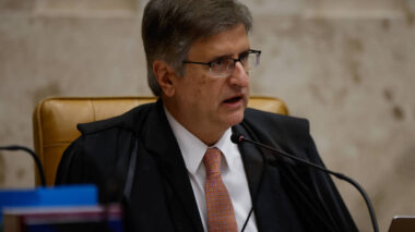 Denúncia contra Bolsonaro tem lacunas, apesar de acumular evidências de trama golpista