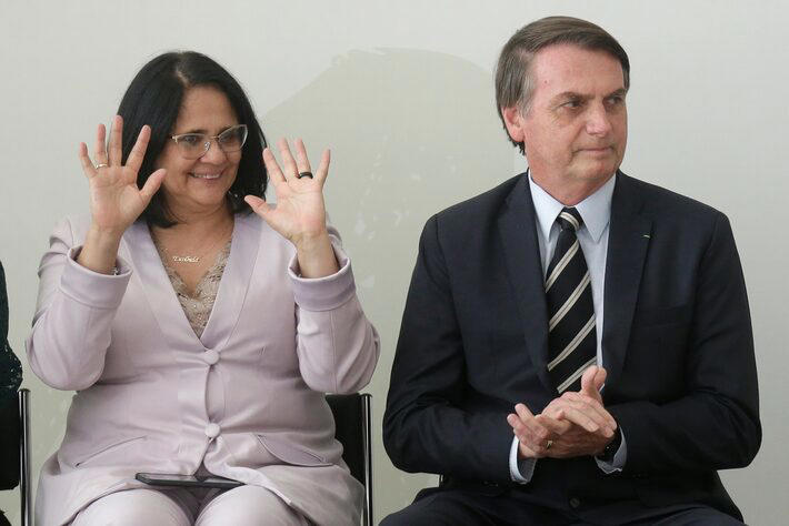 No momento, você está visualizando Moraes autoriza visita de Damares a Bolsonaro, mas lembra que carro será revistado na saída
