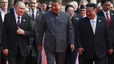 China revela novas armas em desfile militar com a presença de Putin e Kim