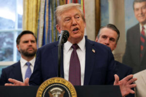 Leia mais sobre o artigo Trump diz ter afundado barco venezuelano, mas Maduro nega