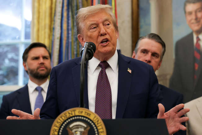 No momento, você está visualizando Trump diz ter afundado barco venezuelano, mas Maduro nega