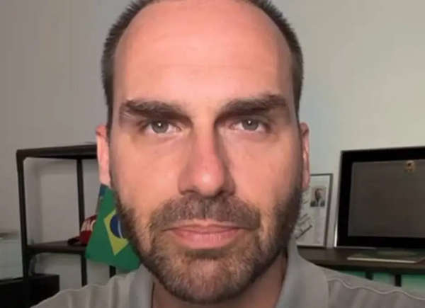 No momento, você está visualizando Presidente do PL sinaliza Eduardo Bolsonaro como candidato ao Planalto em 2026: “Vamos apoiar”