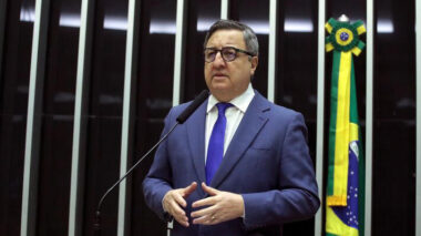 Fraude do INSS: Câmara aprova texto-base da proibição de descontos de mensalidades em benefícios