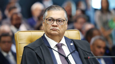 Dino manda PF investigar Bolsonaro e filhos por incentivar uso de cloroquina na pandemia