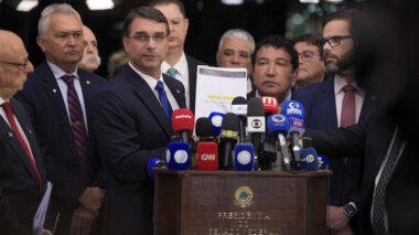 Flávio Bolsonaro critica voto de Moraes e afirma que vai pedir a suspensão do julgamento do pai