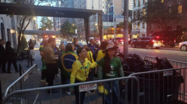 Grupo de brasileiros hostiliza Lula em Nova York