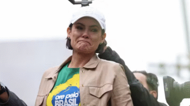 “Amante de Bolsonaro”: Michelle vai à Justiça contra Joice Hasselmann