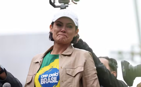 No momento, você está visualizando “Amante de Bolsonaro”: Michelle vai à Justiça contra Joice Hasselmann