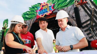 Prefeito David Almeida acompanha montagem das estruturas do festival ‘#SouManaus Passo a Paço 2025’ no Centro