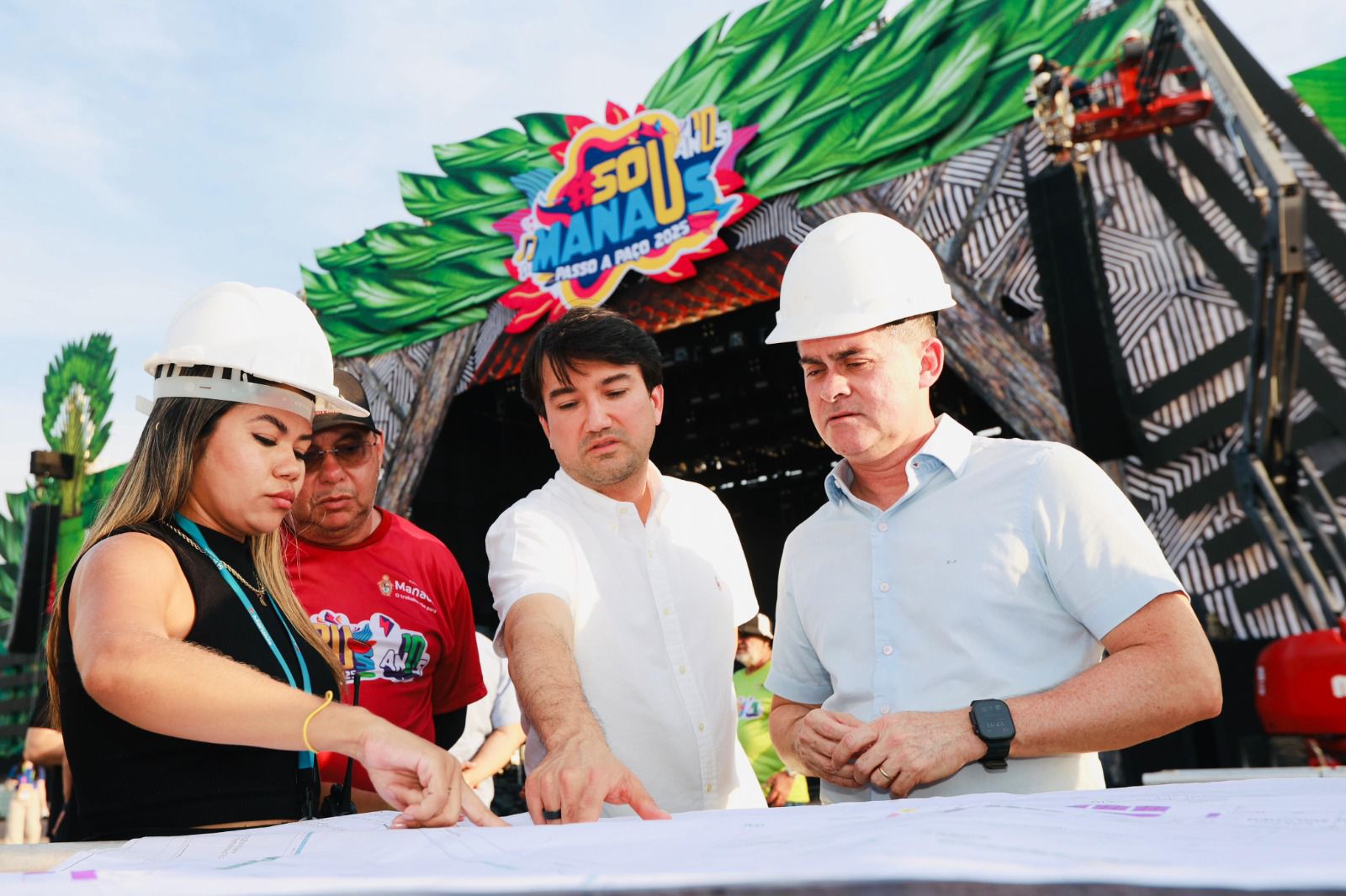 No momento, você está visualizando Prefeito David Almeida acompanha montagem das estruturas do festival ‘#SouManaus Passo a Paço 2025’ no Centro