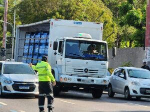 Leia mais sobre o artigo Prefeitura de Manaus autua veículos pesados por desrespeitar zona de restrição