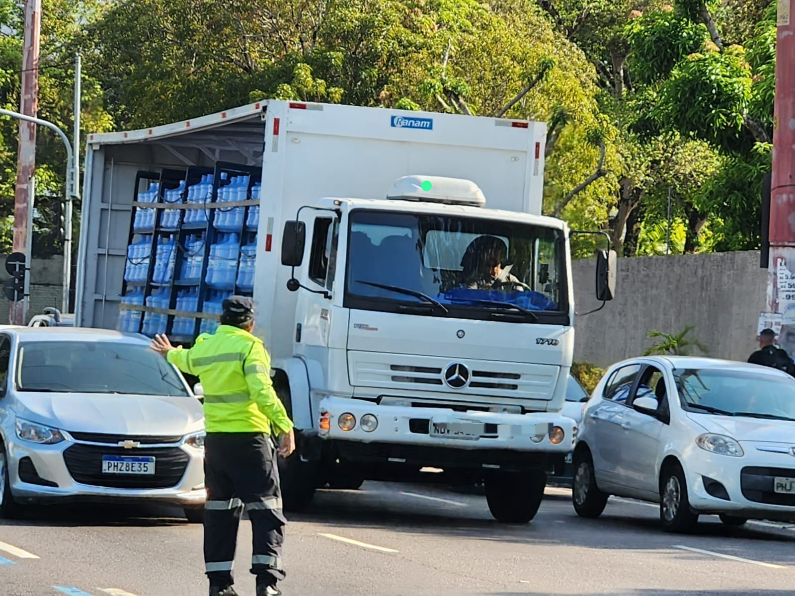 No momento, você está visualizando Prefeitura de Manaus autua veículos pesados por desrespeitar zona de restrição