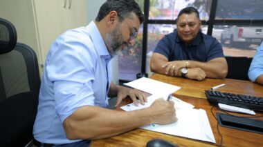 Governador Wilson Lima anuncia pavimentação da estrada de acesso ao porto de Fonte Boa e revitalização de estádio em Japurá