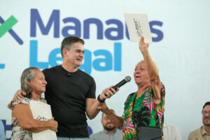 Leia mais sobre o artigo Prefeito David Almeida realiza entrega histórica no Morro da Liberdade e gestão ultrapassa marca de 12 mil registros de imóveis entregues
