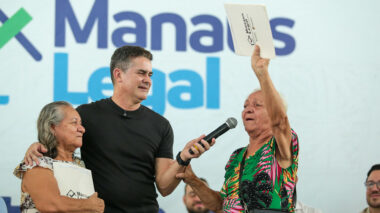 Prefeito David Almeida realiza entrega histórica no Morro da Liberdade e gestão ultrapassa marca de 12 mil registros de imóveis entregues