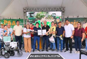 Leia mais sobre o artigo Prefeito David Almeida entrega equipamentos agrícolas e anuncia novos editais para associações rurais em Manaus