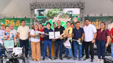 Prefeito David Almeida entrega equipamentos agrícolas e anuncia novos editais para associações rurais em Manaus