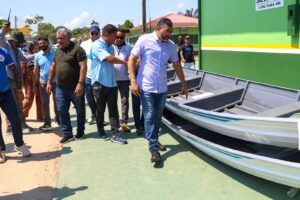Leia mais sobre o artigo Em Canutama, governador Wilson Lima fortalece setores primário e social e entrega ajuda humanitária para famílias afetadas pela estiagem