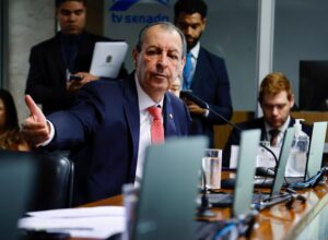 Leia mais sobre o artigo Omar Aziz critica pirotecnia em operação pequenos garimpeiros no Rio Madeira e pede punição a verdadeiros criminosos