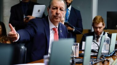 Omar Aziz critica pirotecnia em operação pequenos garimpeiros no Rio Madeira e pede punição a verdadeiros criminosos