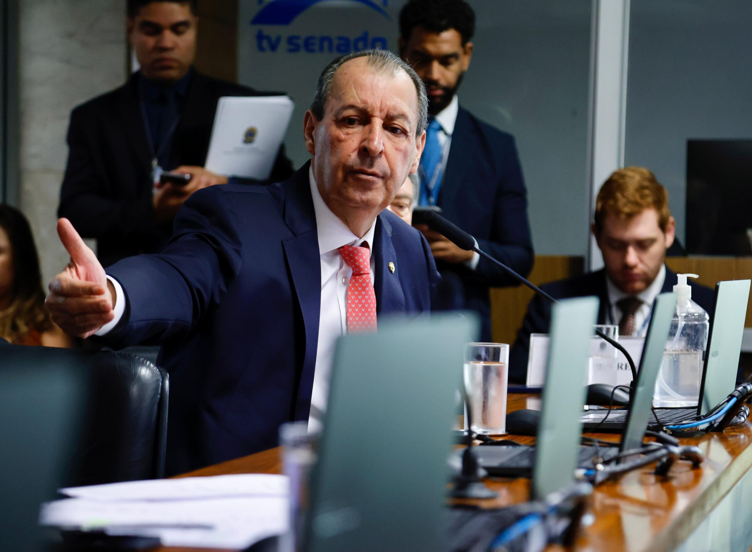 No momento, você está visualizando Omar Aziz critica pirotecnia em operação pequenos garimpeiros no Rio Madeira e pede punição a verdadeiros criminosos