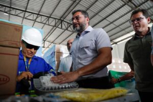 Leia mais sobre o artigo Governador Wilson Lima acompanha envio de luminárias e estado atinge a meta de 100% de cobertura do Ilumina+ Amazonas no interior